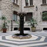 La visita termina nel cortile interno: al centro troneggia una fontana il cui tronco centrale in pietra di Trani � oggi rivestito dal Capelvenere, una felce. La colonna � sovrastata dagli stemmi di otto province e sorge da una vasca bianca e azzurra: le fasce azzurre, che riprendono il movimento delle onde, sono fatte da piccole tessere in pasta di vetro di Murano. Nella pavimentazione si alternano marmi di Trani e pietra lavica